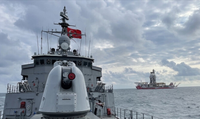 TCG Fatih Fırkateyni, sondaj gemilerine refakat ediyor