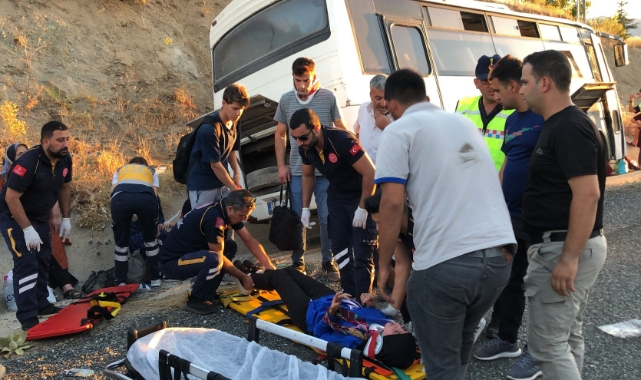 Tekeri patlayan midibüs su kanalına düştü: 13 yaralı