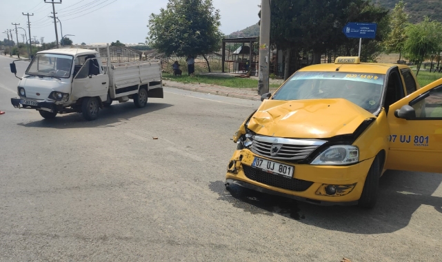 Ticari taksi ile kamyonet çarpıştı: 4 yaralı