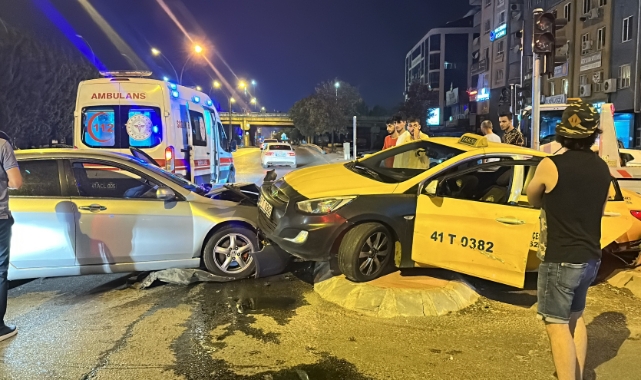 Ticari taksi ile otomobil çarpıştı: 3 yaralı