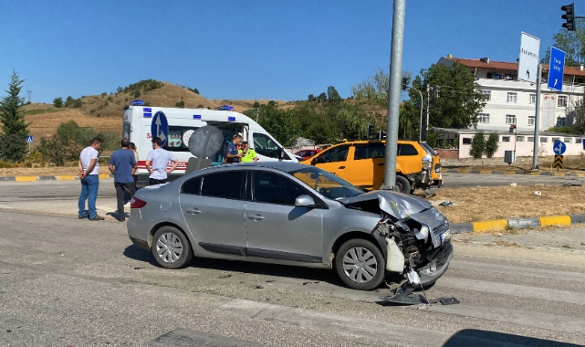 Ticari taksi ile otomobil çarpıştı: 3 yaralı