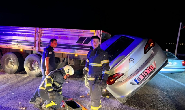 TIR'ın dorsesine çarpan otomobil askıda kaldı