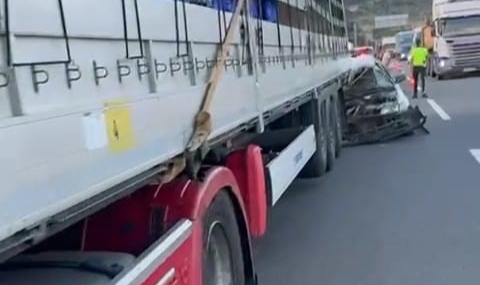 TIR'ın dorsesine ok gibi saplandı: 5 yaralı
