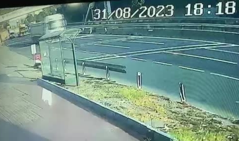 TIR'ın kupası koptu, 1'i ağır 2 yaralı