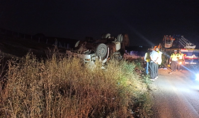 TIR tarlaya uçtu, sürücü hayatını kaybetti
