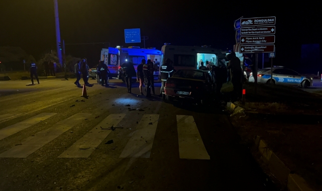 Trafik ışıklarında bekleyen araçlara çarptı! 3 yaralı