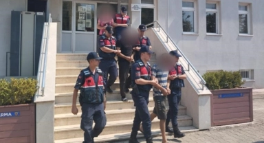 Trafik levhalarını çalan hırsızlar tutuklandı