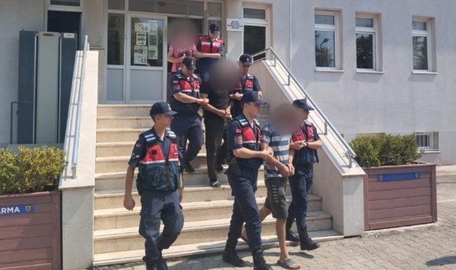 Trafik levhalarını çalan hırsızlar tutuklandı
