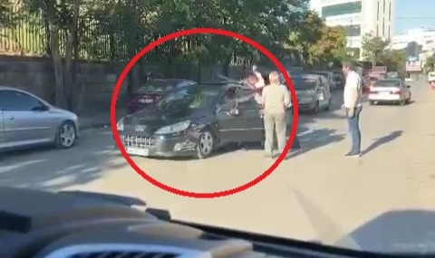 Trafikte 'yol verme' kavgası kamerada