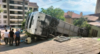 Tur otobüsü evin bahçesine devrildi: 24 yaralı