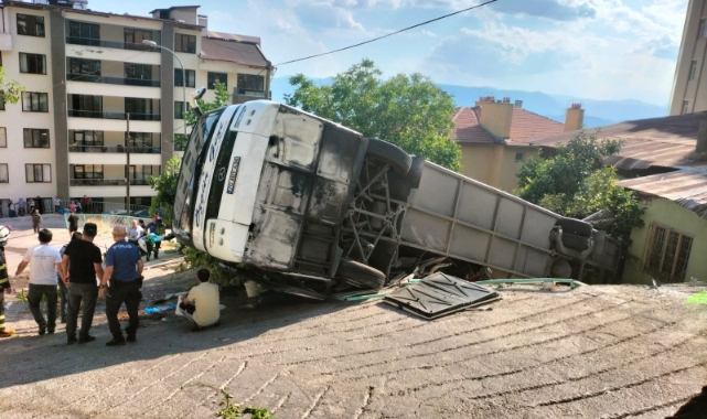 Tur otobüsü evin bahçesine devrildi: 24 yaralı
