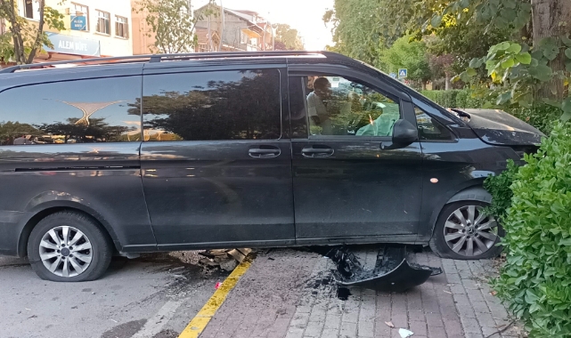 Turistleri taşıyan minibüs ağaca çarptı