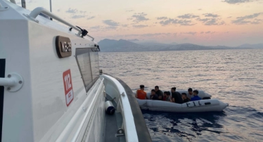 Türk karasularına itilen 37 göçmen kurtarıldı