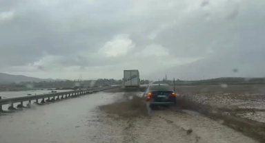 Türkiye-İran yolu sele teslim oldu