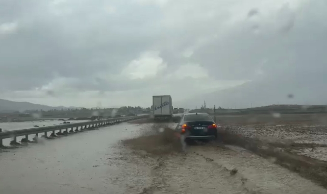 Türkiye-İran yolu sele teslim oldu