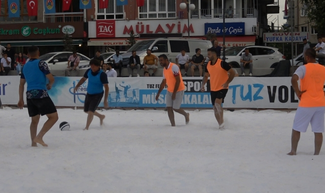 Tuzdan sahada futbol maçı yaptılar