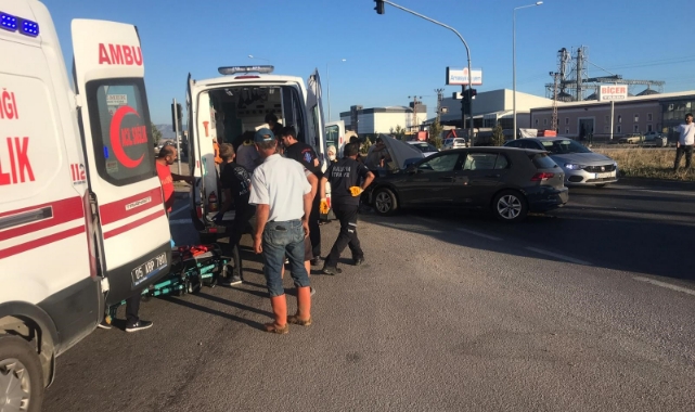 Üç araç kavşakta çarpıştı: 1'i ağır 6 yaralı