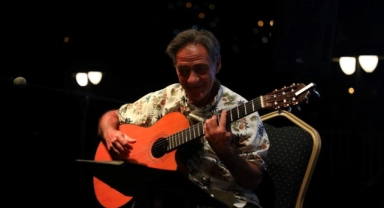 Ünlü gitaristten tarihi konakta muhteşem konser