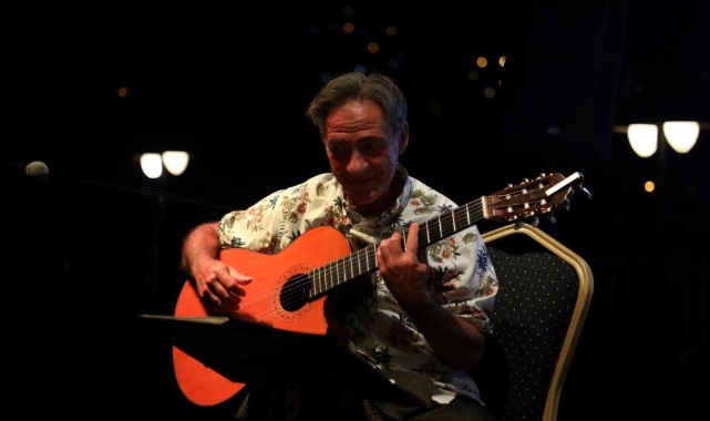 Ünlü gitaristten tarihi konakta muhteşem konser