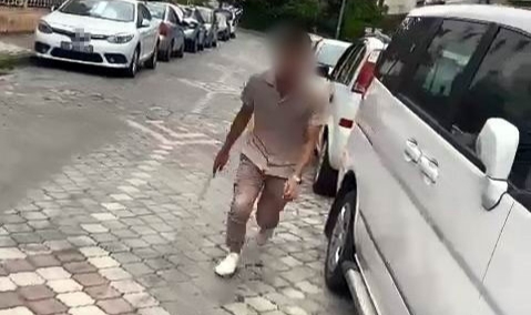 Üzerine koşan eşinden biber gazıyla kurtuldu