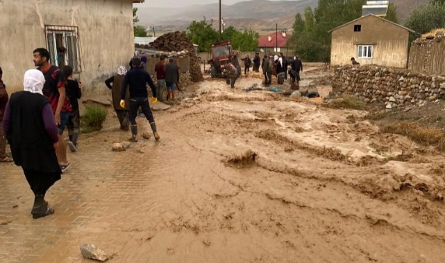 Van’da sağanak su baskınlarına neden oldu