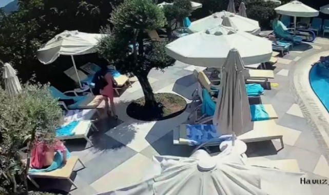 Vatandaşın çantasını çalan yabancı turistleri polis yakaladı