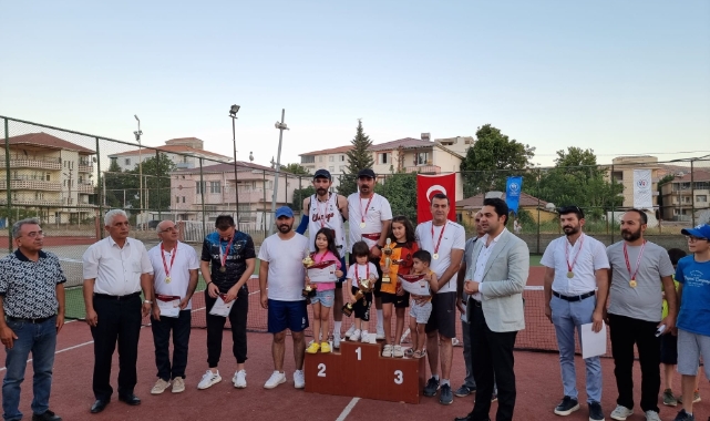 Veteran kort tenis turnuvası düzenlendi