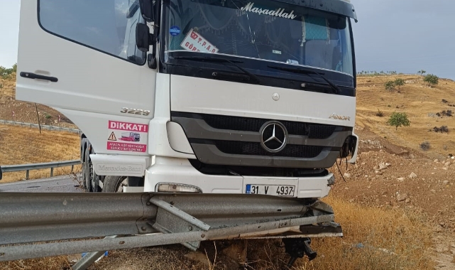 Virajı alamadı şarampolde mahsur kaldı