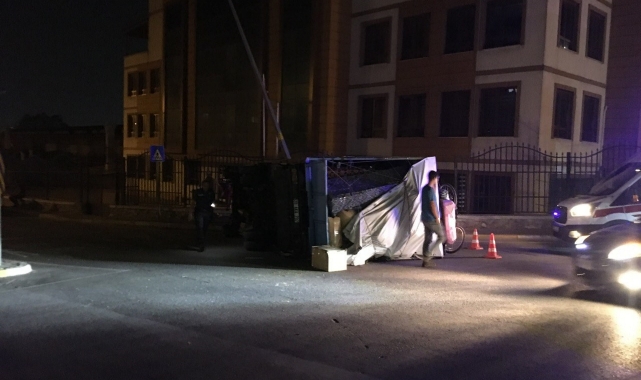 Virajı alamaya kamyonet müftülük binası duvarına çarptı