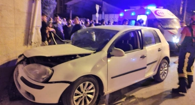 Virajı alamayan otomobil duvara çarparak durabildi