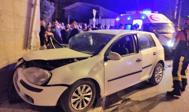Virajı alamayan otomobil duvara çarparak durabildi