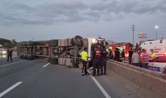 Virajı alamayan TIR devrildi, içinden bira kutuları çıktı
