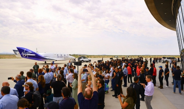 Virgin Galactic uzaya ilk kez turist taşıdı