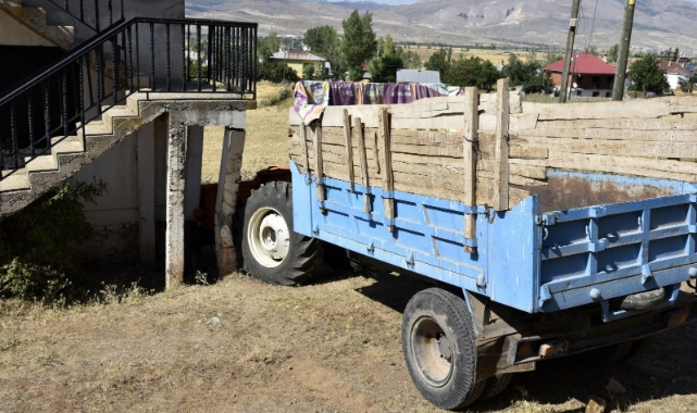 Yakıt doldurduğu traktörün altında kalarak can verdi