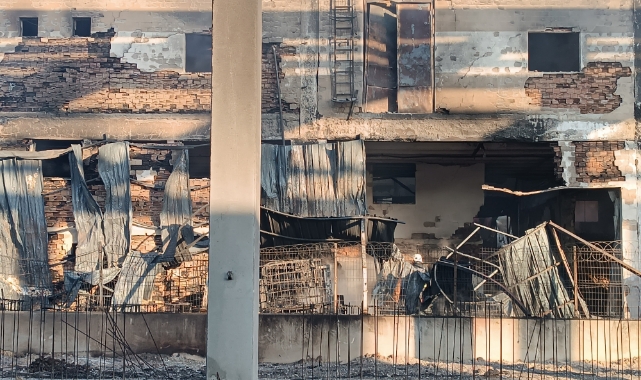 Yanan fabrikadan geriye enkaz yığını kaldı