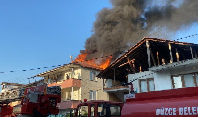 Yangında metruk ev ve iki binanın çatısı yandı