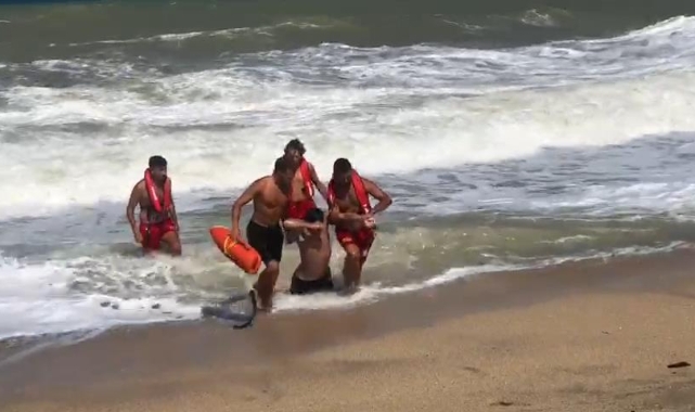Yasağa rağmen denize giren bir kişi canından oluyordu