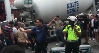 Yaşlı adam beton mikserinin altında kaldı