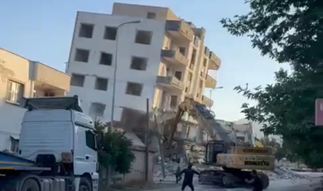 Yıkım sırasında korku dolu anlar!