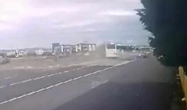 Yolcu otobüsü ile otomobil çarpıştı! 1 ölü, 2 yaralı
