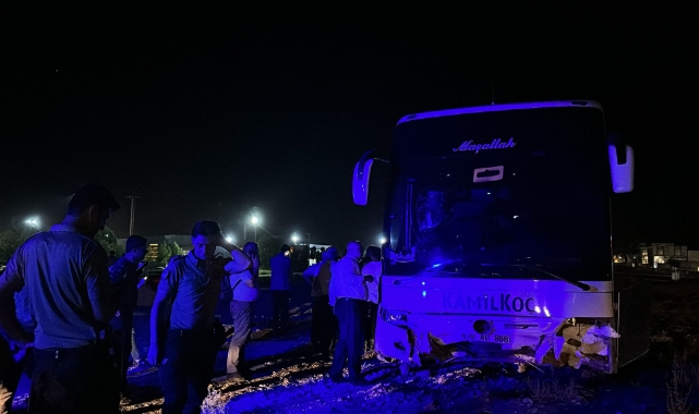 Yolcu otobüsü kavşakta kaza yaptı: 16 yaralı