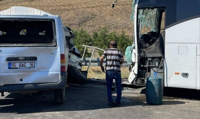 Yolcu otobüsü minibüsle çarpıştı! 1 ölü, 7 yaralı