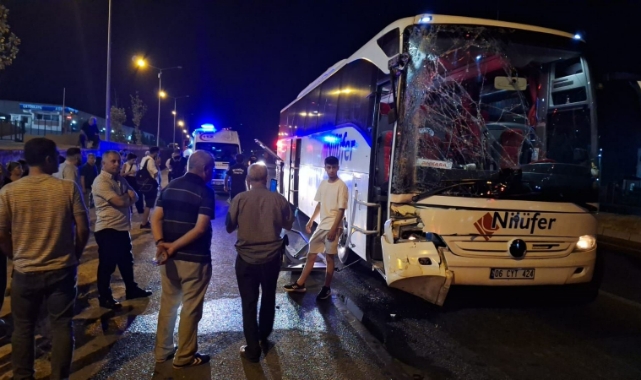 Yolcu otobüsü TIR'a arkadan çarptı: 3 yaralı