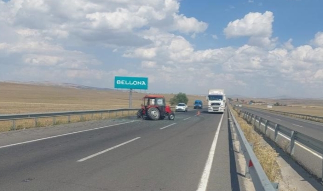 Yolcu otobüsü traktöre çarptı!
