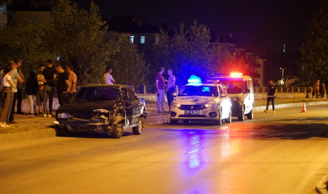 Yoldan çıkan otomobil gençlere çarptı! 2 yaralı