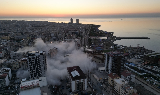 13 katlı bina patlatma yöntemiyle yıkıldı