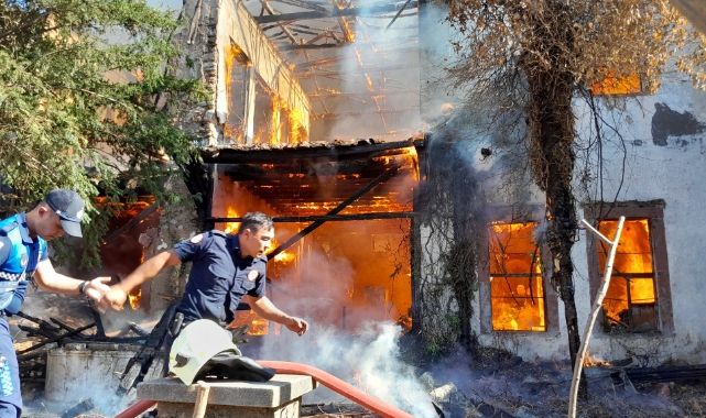 150 yıllık tarihi binadan geriye külleri kaldı
