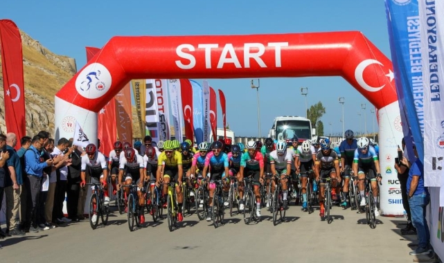 470 kilometrelik uluslararası bisiklet yarışı Van'dan start aldı