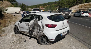 6 aracın karıştığı zincirleme kazada 6 kişi yaralandı