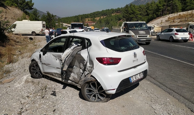6 aracın karıştığı zincirleme kazada 6 kişi yaralandı